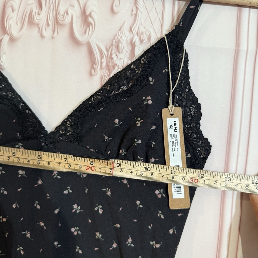 Skims Fits Everybody Lace Triangle Romper Onyx Rosebud Print Size Medium NWT - Picture 6 of 8